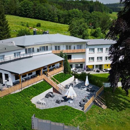 Hotel Berghof Wasserkuppe & Gaestehaus Fuldaquelle ゲルスフェルト エクステリア 写真