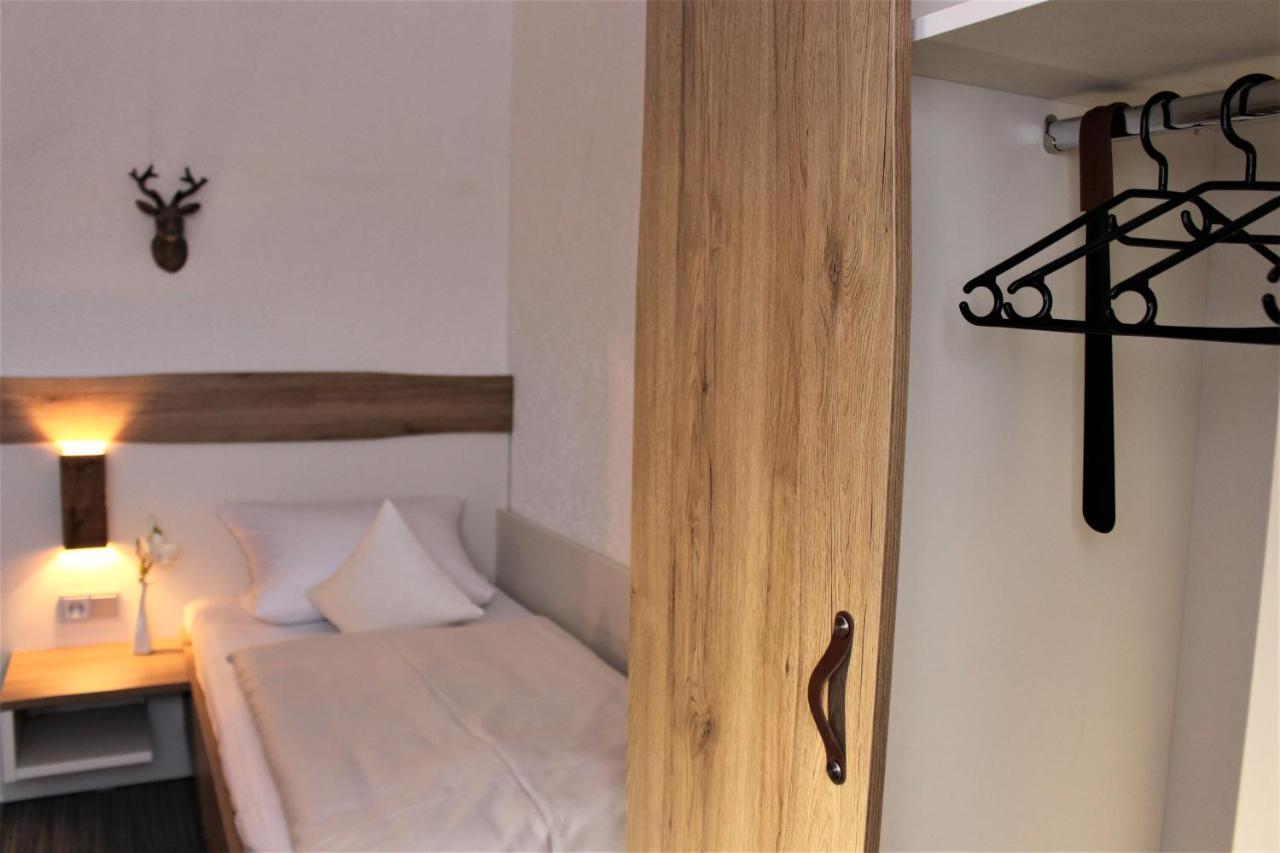 Hotel Berghof Wasserkuppe & Gaestehaus Fuldaquelle ゲルスフェルト エクステリア 写真