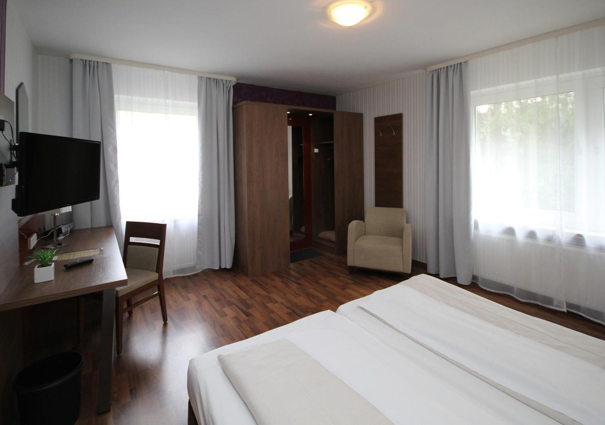 Hotel Berghof Wasserkuppe & Gaestehaus Fuldaquelle ゲルスフェルト エクステリア 写真