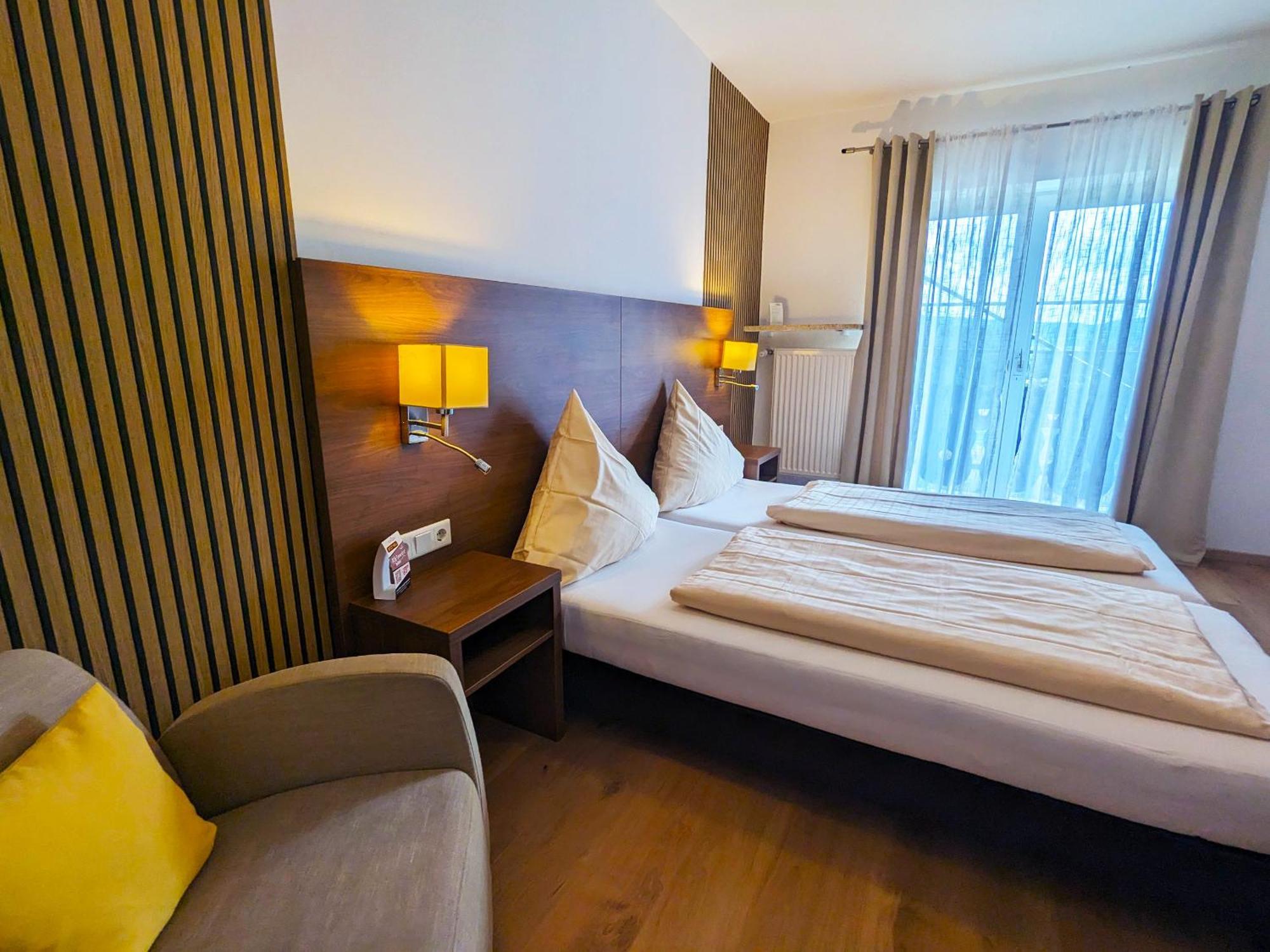 Hotel Berghof Wasserkuppe & Gaestehaus Fuldaquelle ゲルスフェルト 部屋 写真