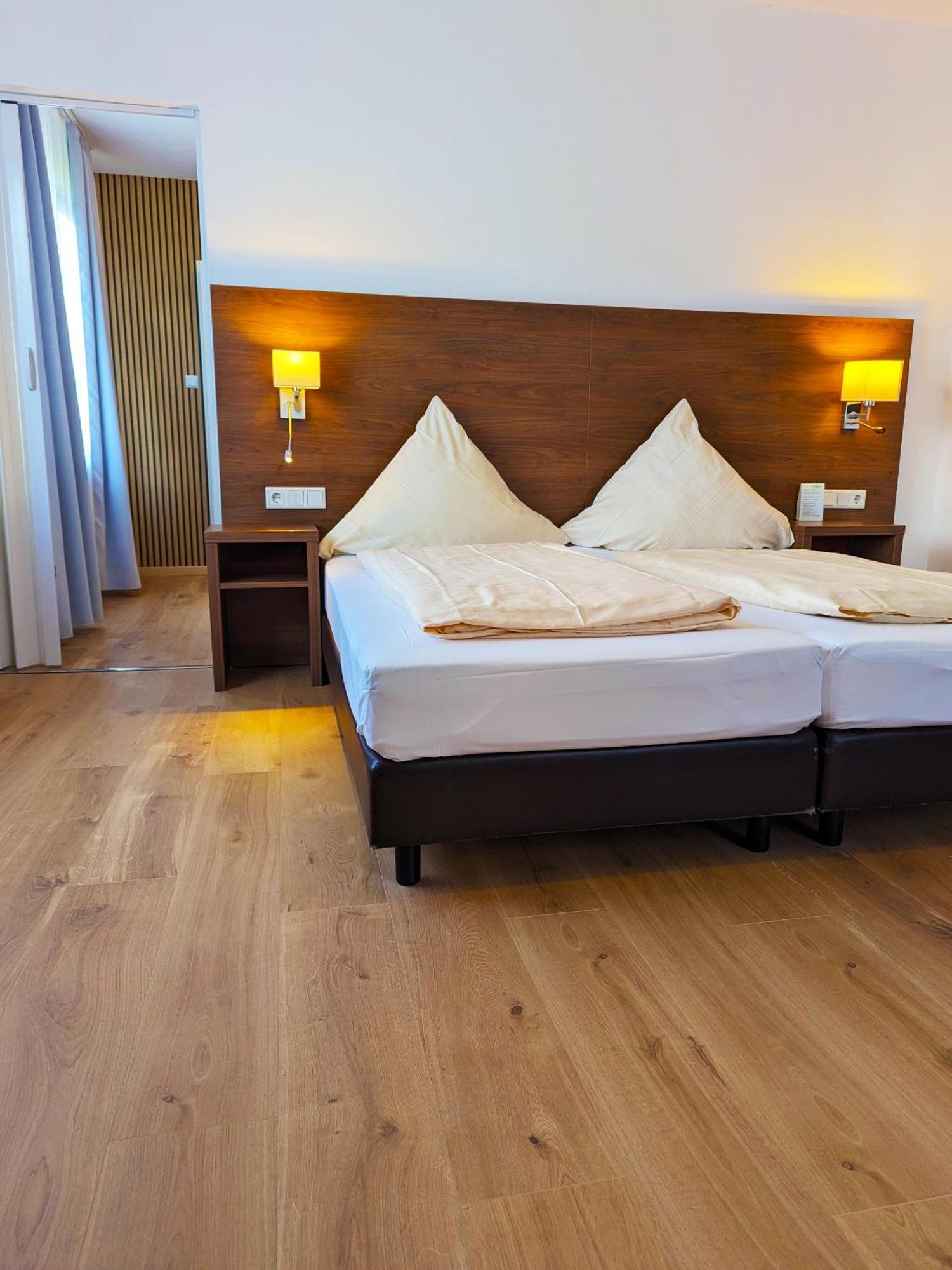 Hotel Berghof Wasserkuppe & Gaestehaus Fuldaquelle ゲルスフェルト エクステリア 写真