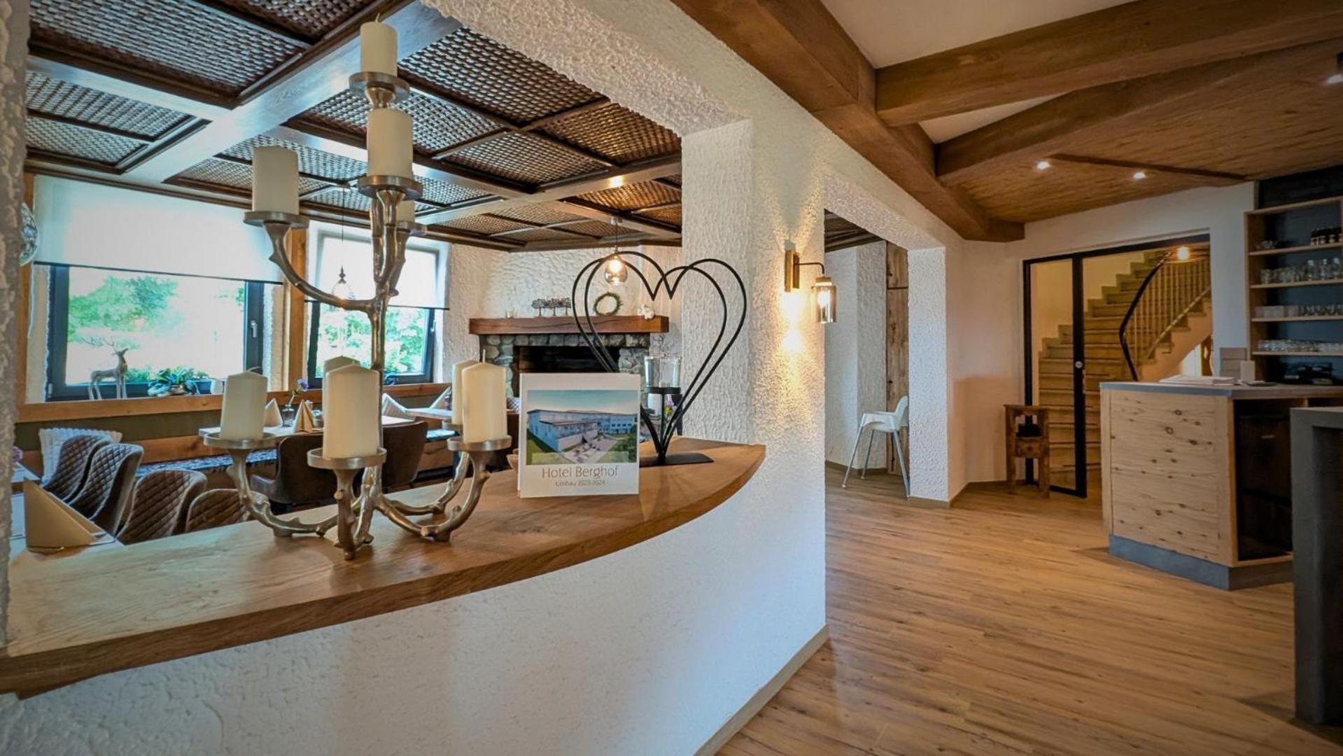 Hotel Berghof Wasserkuppe & Gaestehaus Fuldaquelle ゲルスフェルト エクステリア 写真