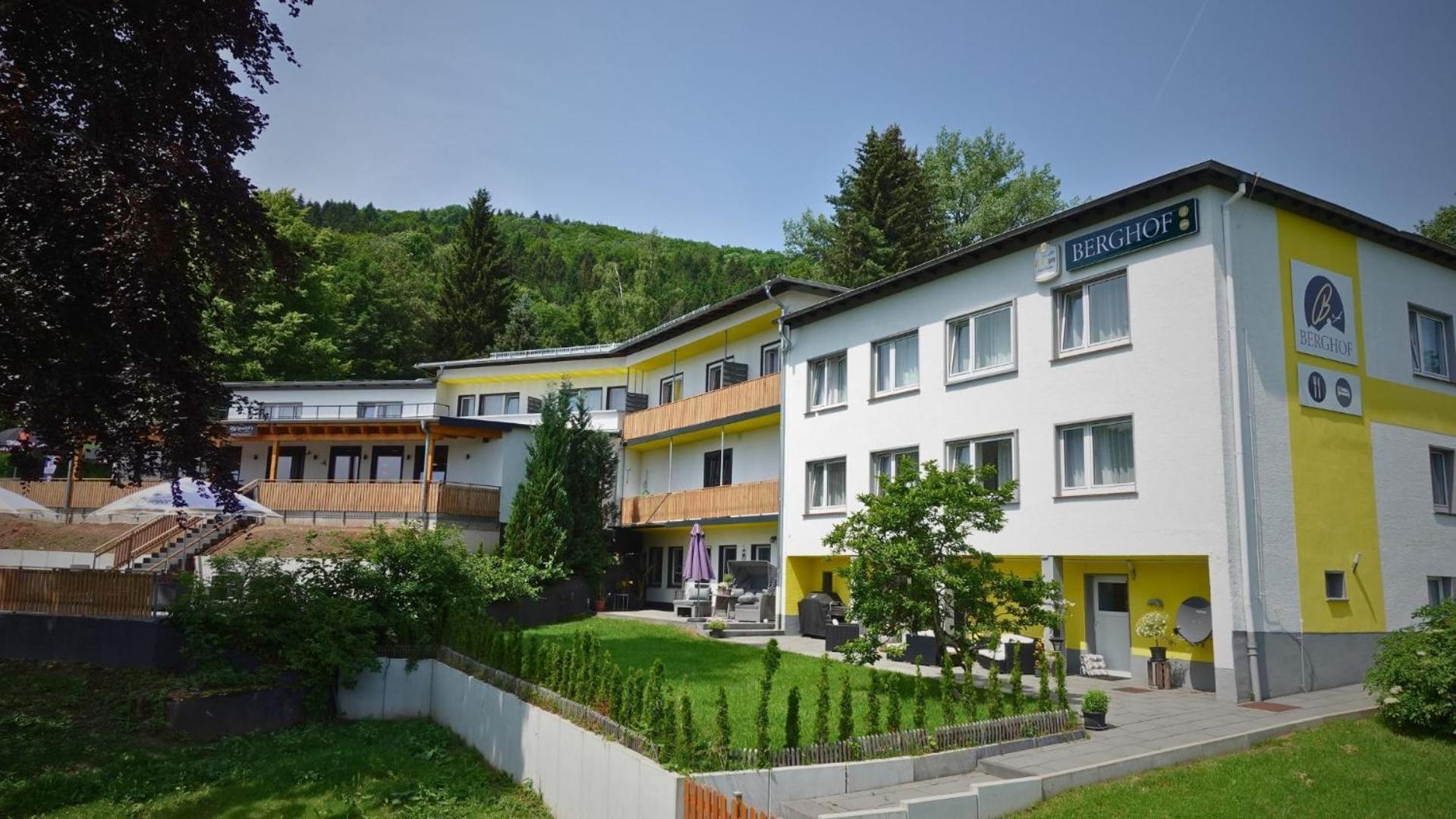 Hotel Berghof Wasserkuppe & Gaestehaus Fuldaquelle ゲルスフェルト エクステリア 写真