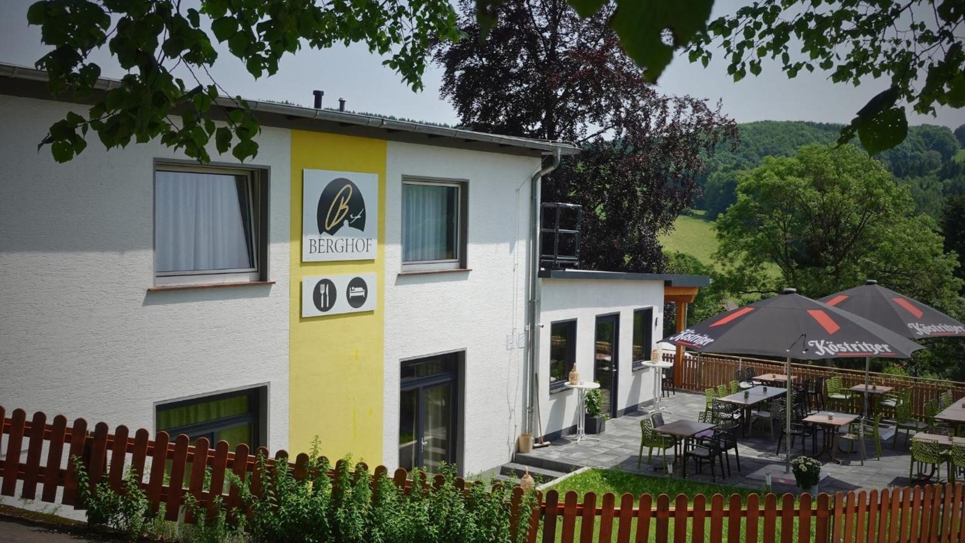 Hotel Berghof Wasserkuppe & Gaestehaus Fuldaquelle ゲルスフェルト エクステリア 写真