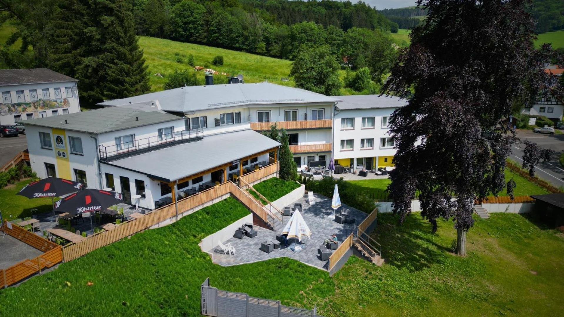 Hotel Berghof Wasserkuppe & Gaestehaus Fuldaquelle ゲルスフェルト エクステリア 写真