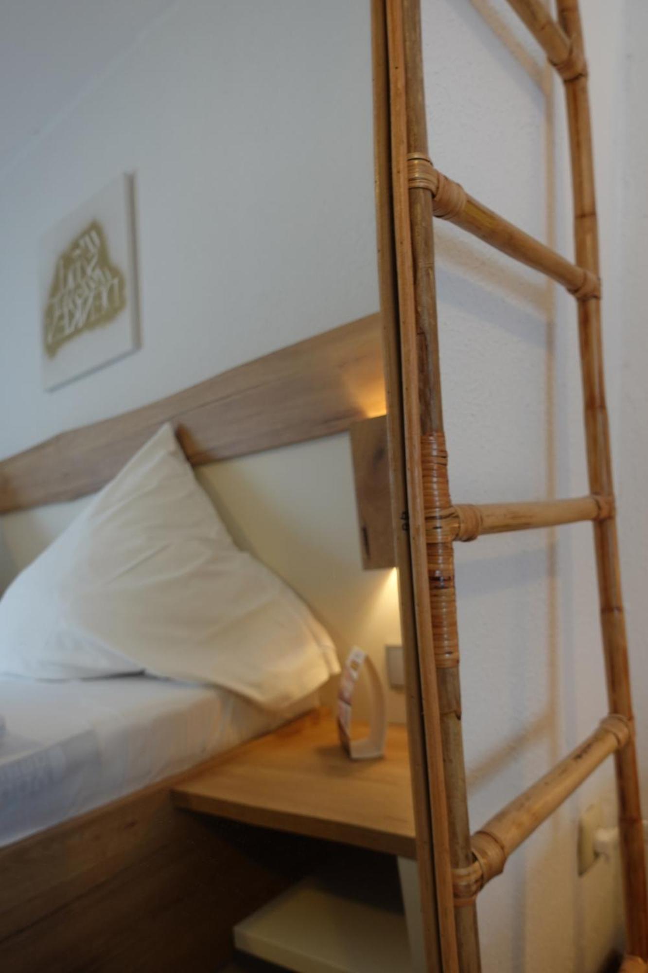 Hotel Berghof Wasserkuppe & Gaestehaus Fuldaquelle ゲルスフェルト エクステリア 写真
