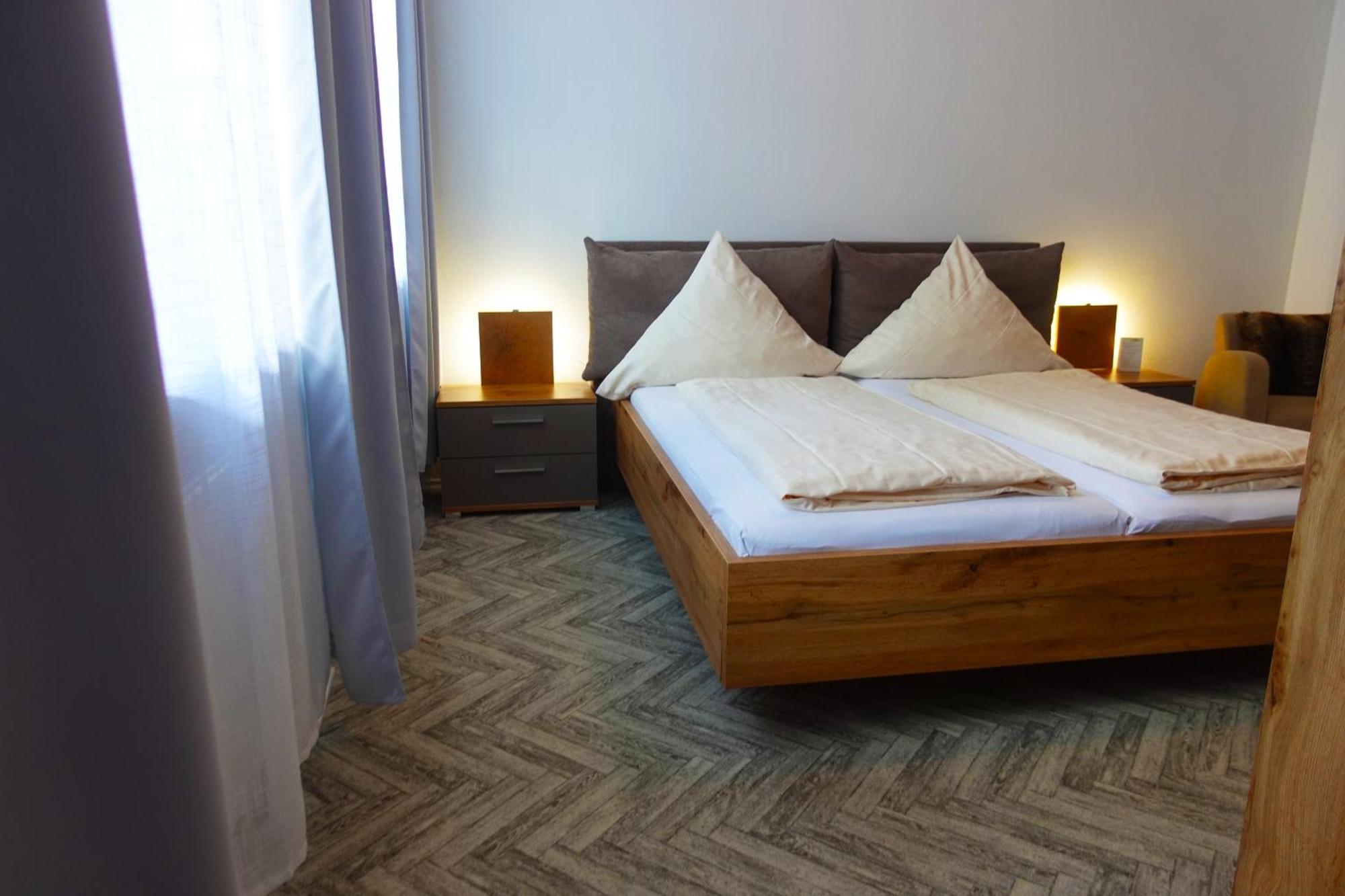 Hotel Berghof Wasserkuppe & Gaestehaus Fuldaquelle ゲルスフェルト エクステリア 写真