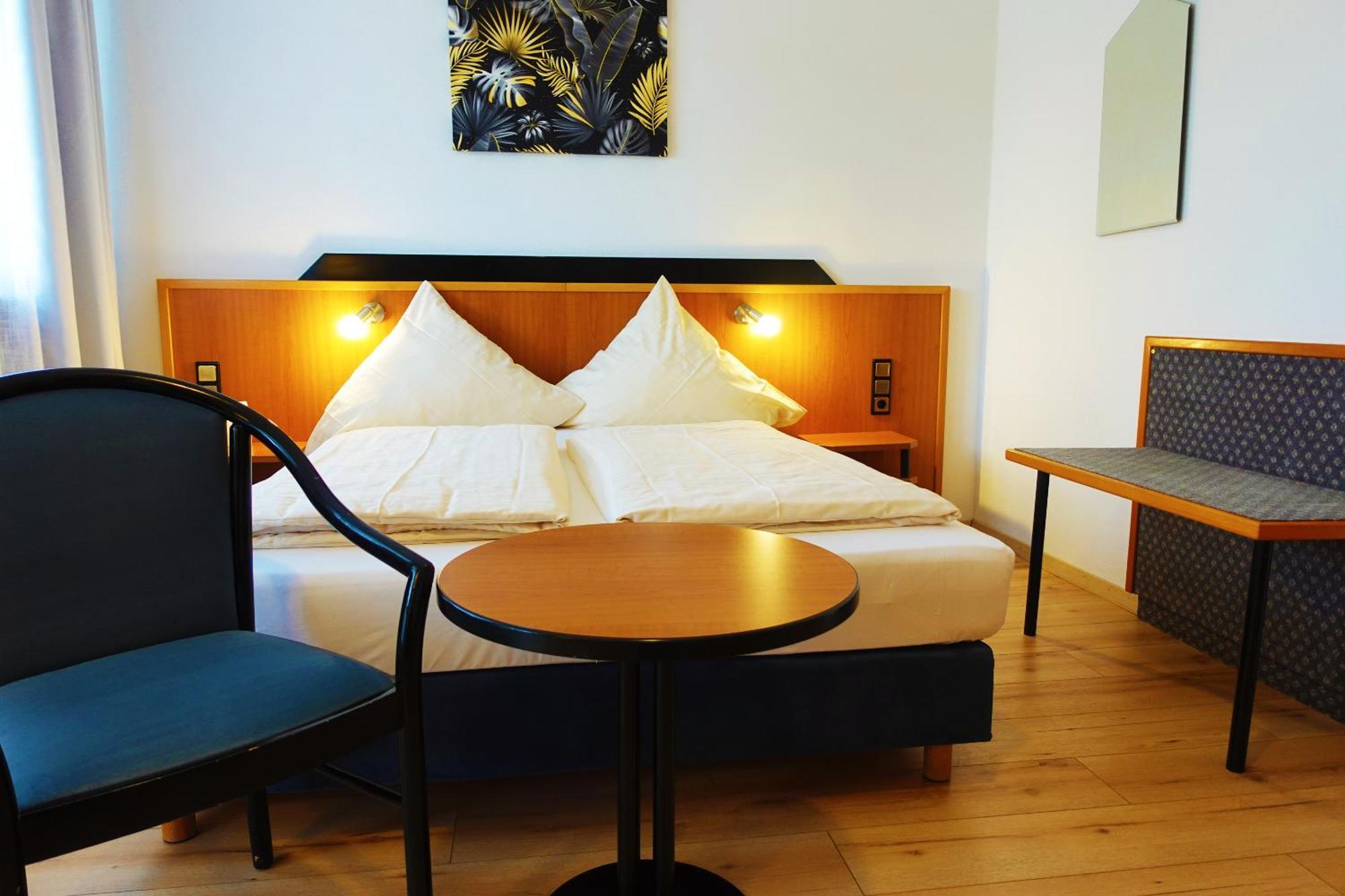 Hotel Berghof Wasserkuppe & Gaestehaus Fuldaquelle ゲルスフェルト エクステリア 写真