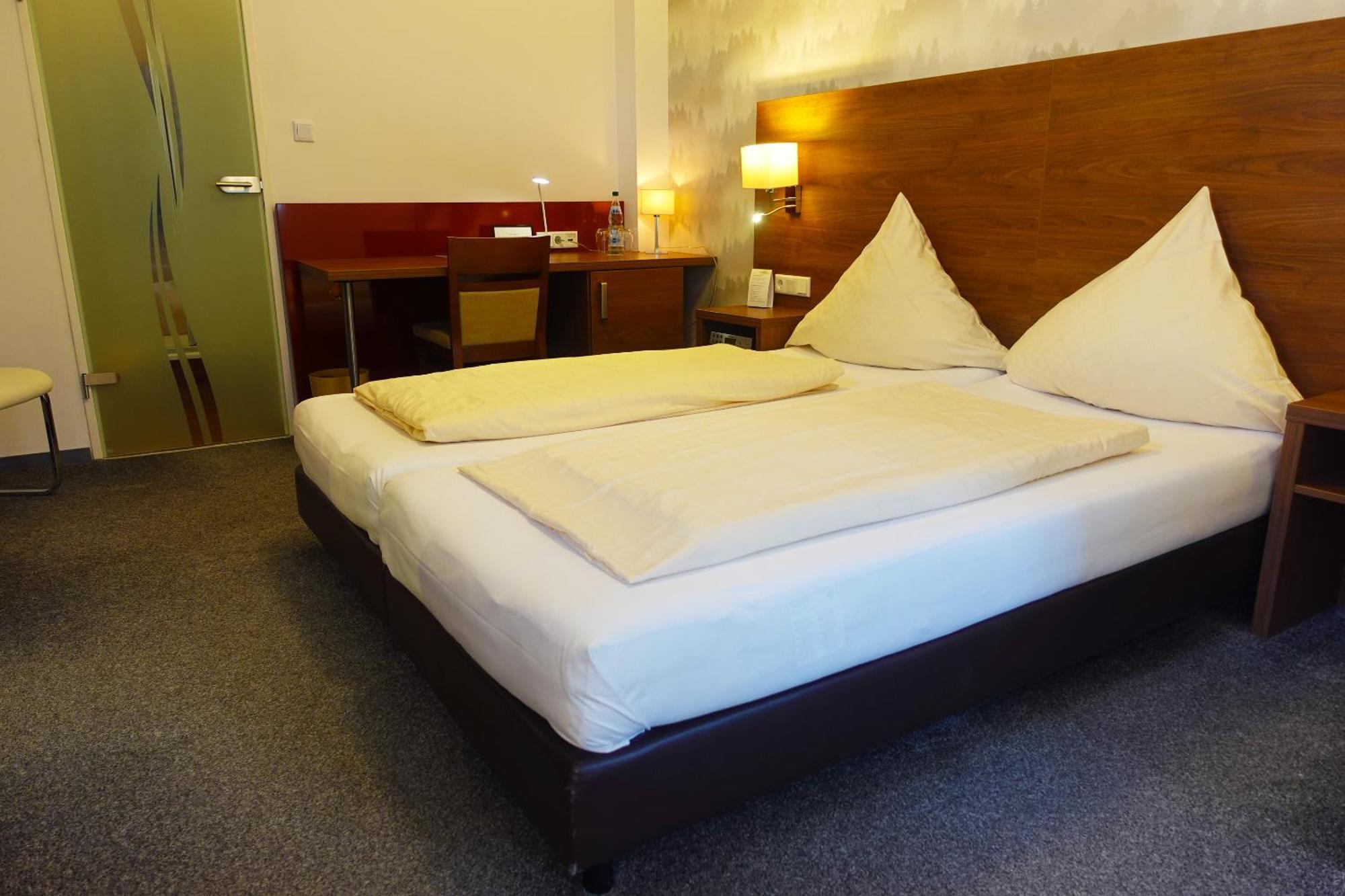 Hotel Berghof Wasserkuppe & Gaestehaus Fuldaquelle ゲルスフェルト エクステリア 写真
