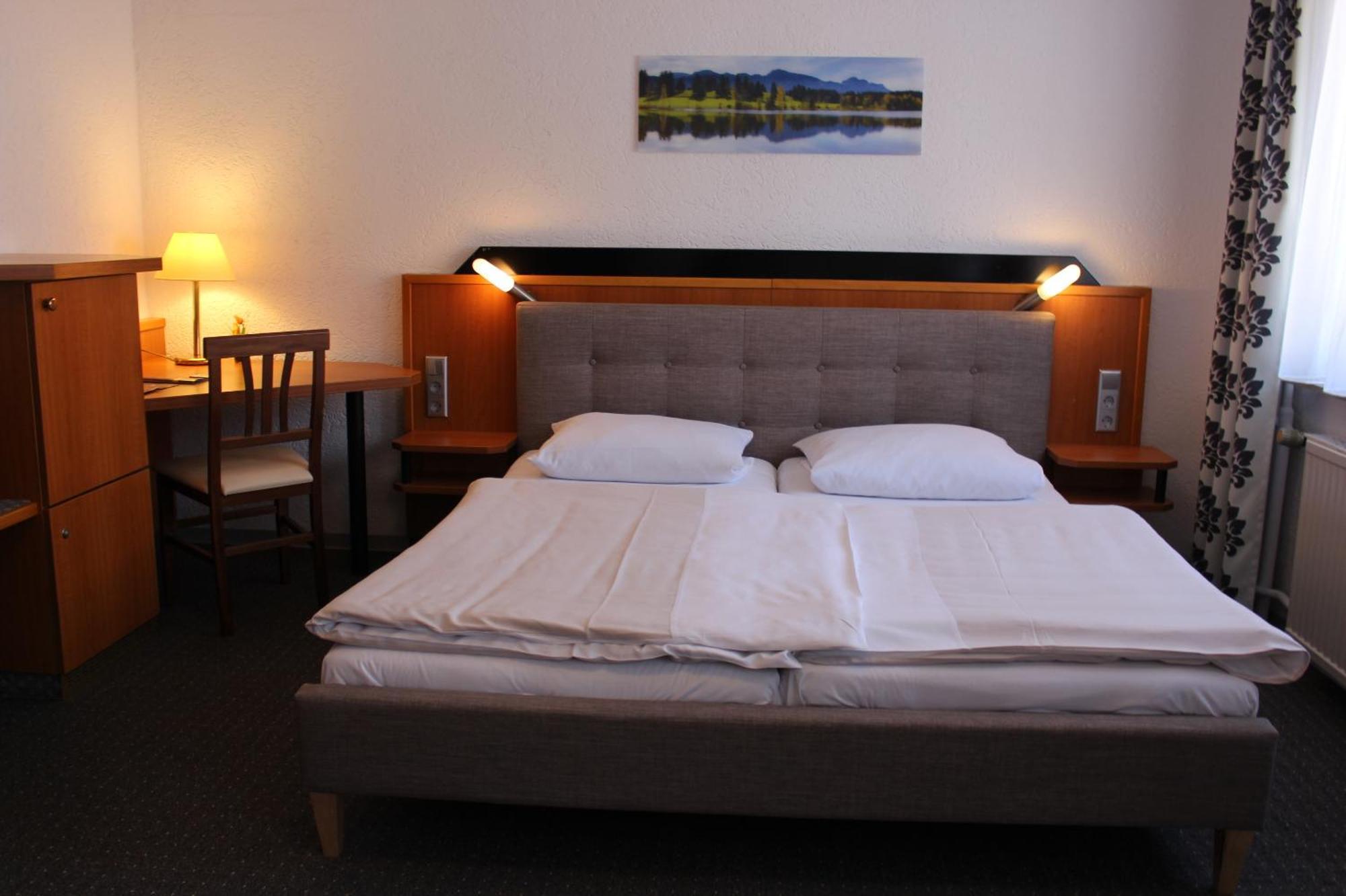 Hotel Berghof Wasserkuppe & Gaestehaus Fuldaquelle ゲルスフェルト 部屋 写真