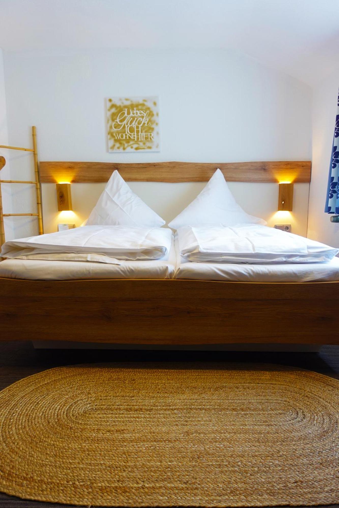Hotel Berghof Wasserkuppe & Gaestehaus Fuldaquelle ゲルスフェルト エクステリア 写真