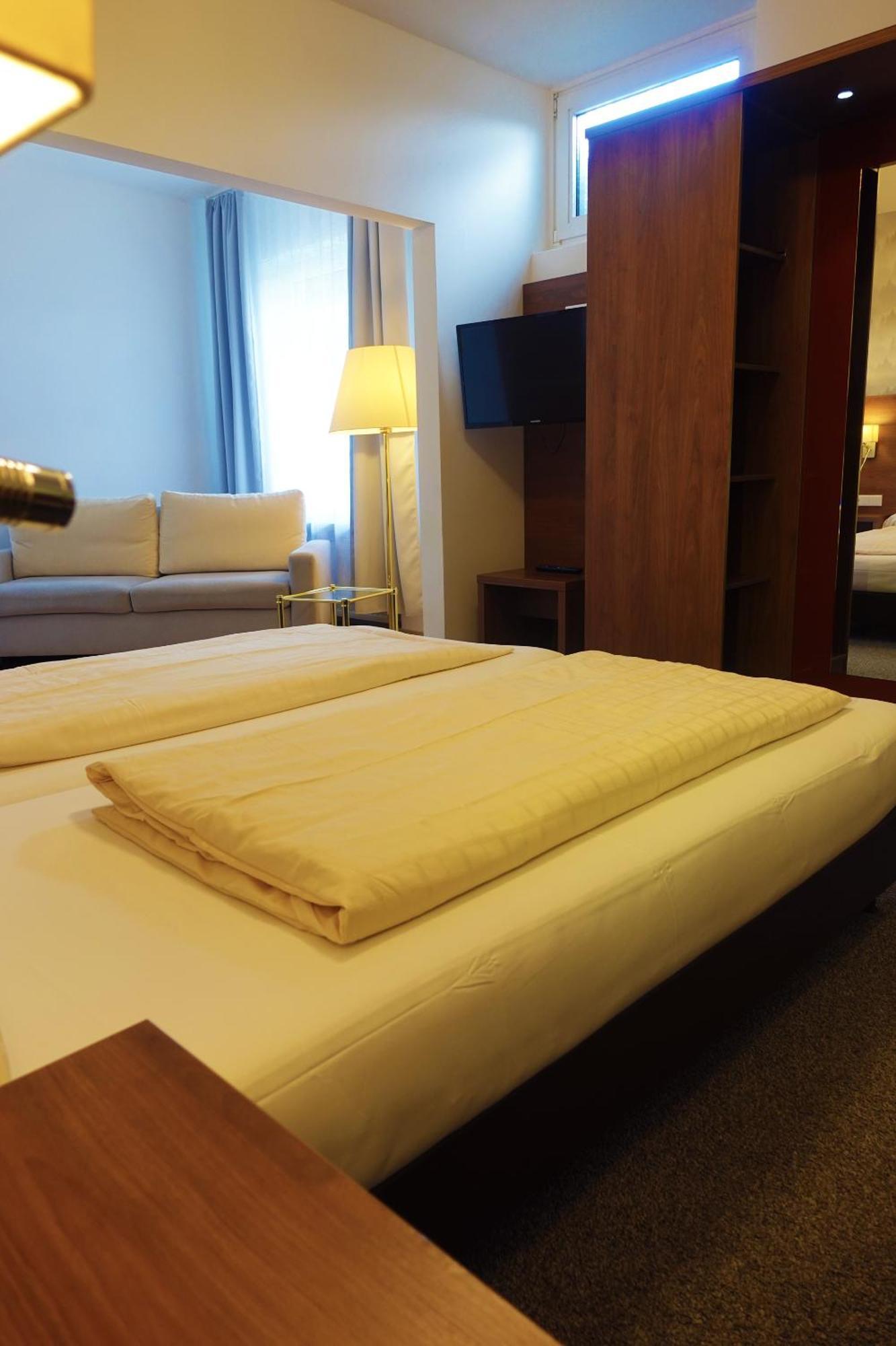 Hotel Berghof Wasserkuppe & Gaestehaus Fuldaquelle ゲルスフェルト 部屋 写真