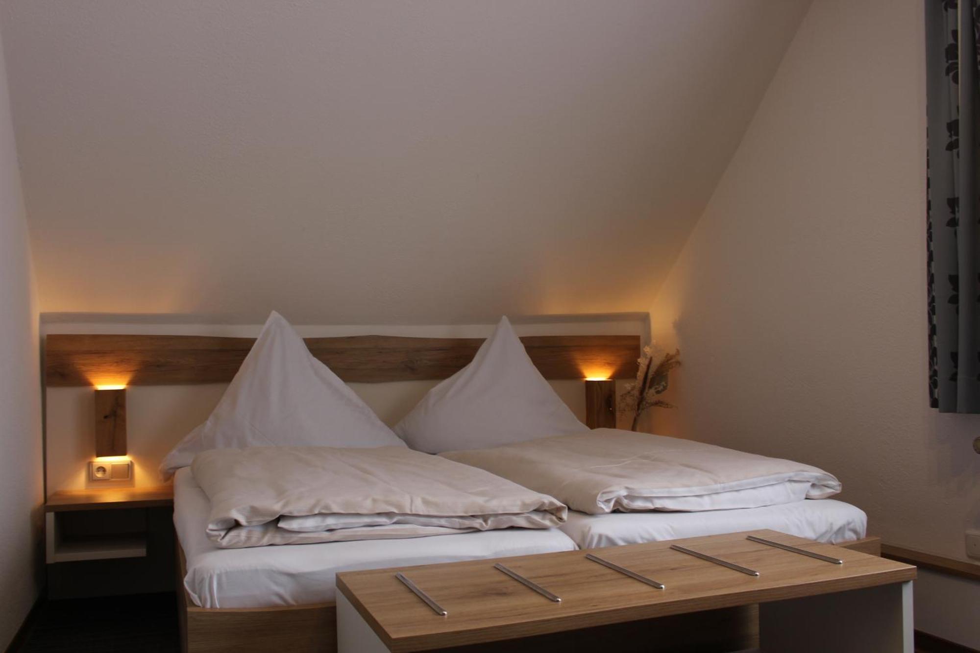 Hotel Berghof Wasserkuppe & Gaestehaus Fuldaquelle ゲルスフェルト エクステリア 写真