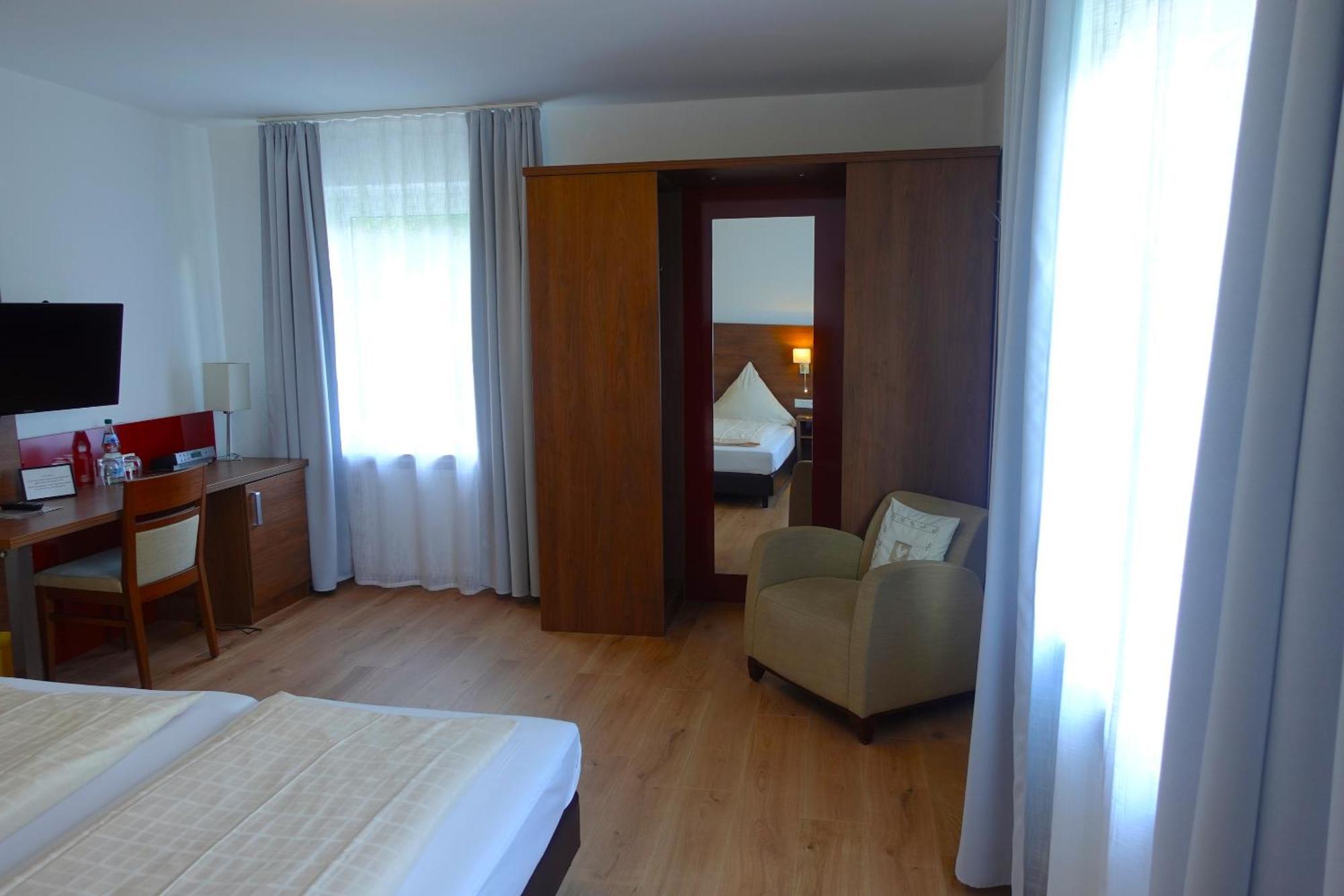Hotel Berghof Wasserkuppe & Gaestehaus Fuldaquelle ゲルスフェルト 部屋 写真
