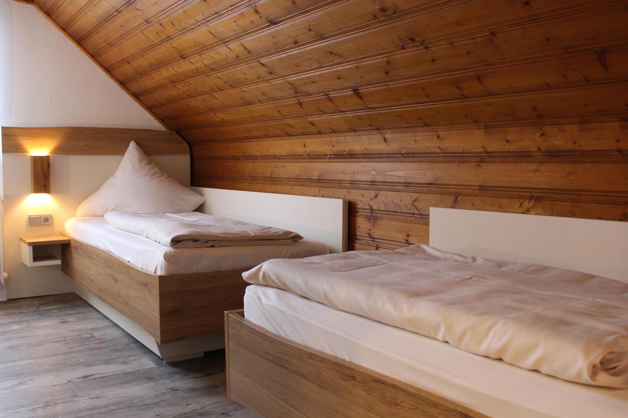 Hotel Berghof Wasserkuppe & Gaestehaus Fuldaquelle ゲルスフェルト エクステリア 写真